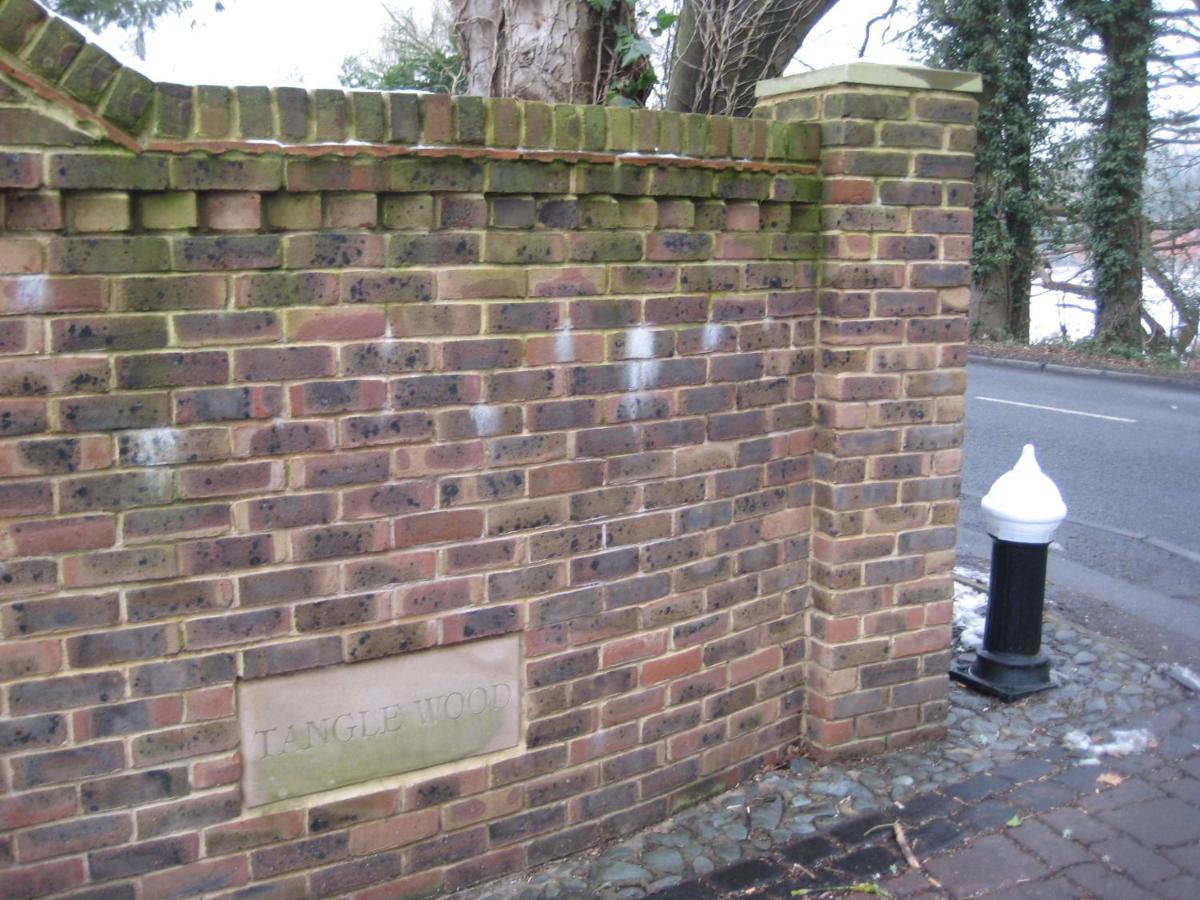 Tanglewood Gatwick Bed & Breakfast Crawley  Exterior photo