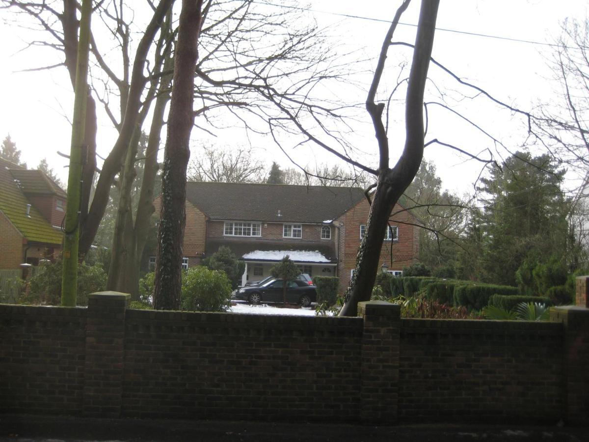 Tanglewood Gatwick Bed & Breakfast Crawley  Exterior photo