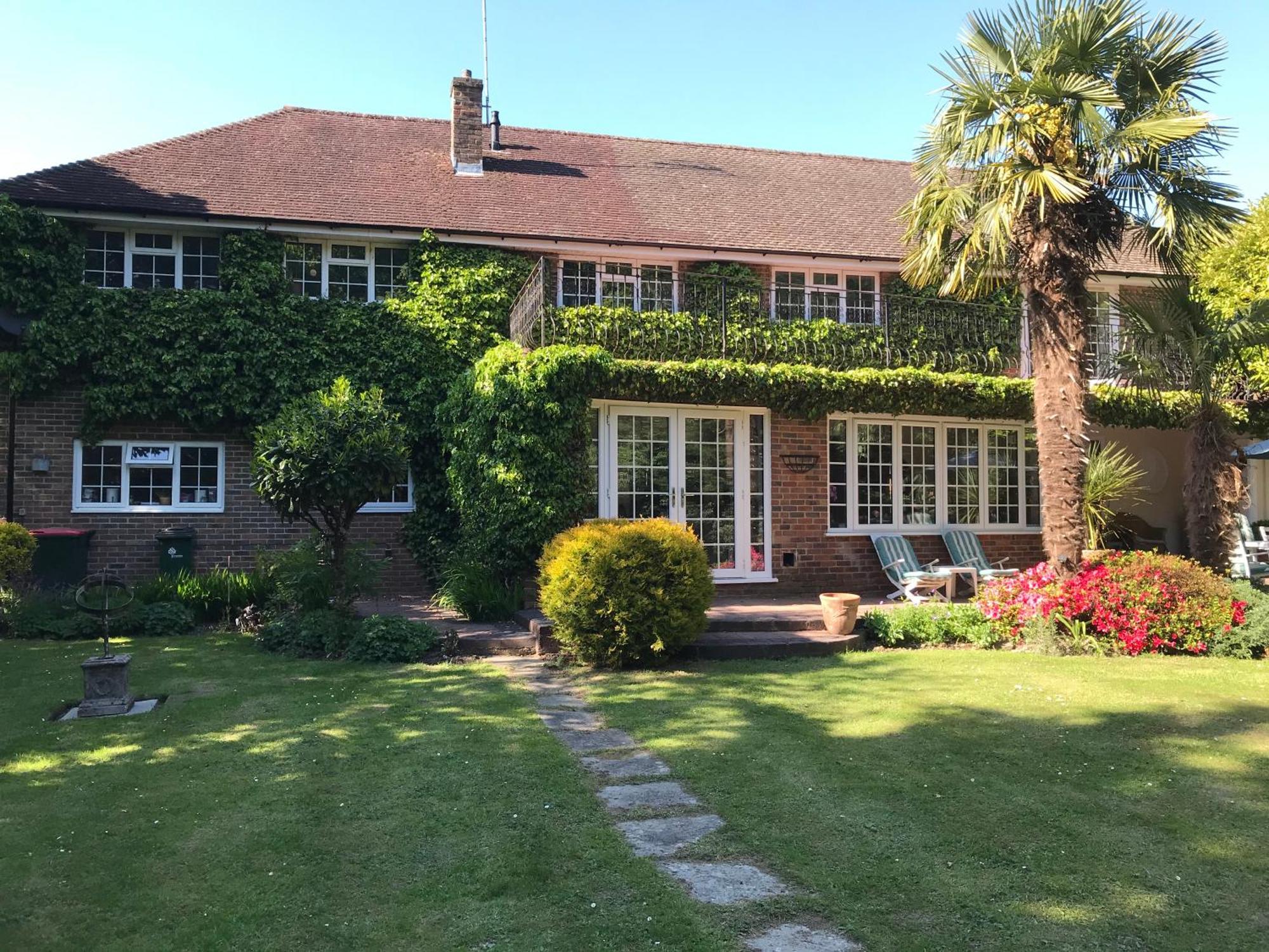 Tanglewood Gatwick Bed & Breakfast Crawley  Exterior photo