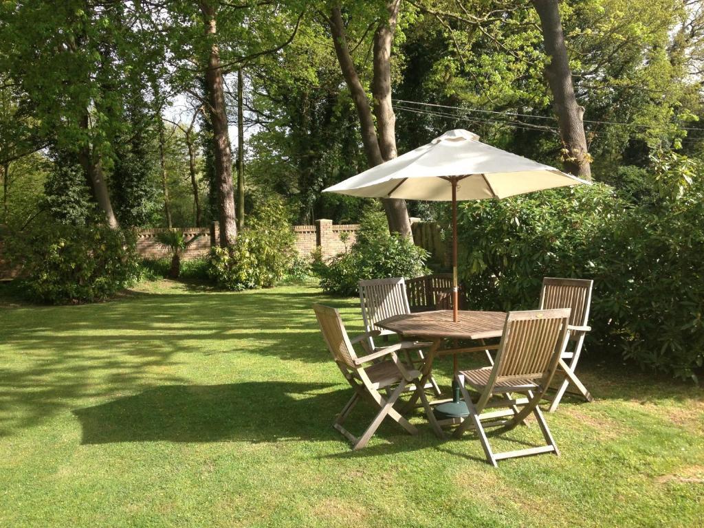 Tanglewood Gatwick Bed & Breakfast Crawley  Exterior photo